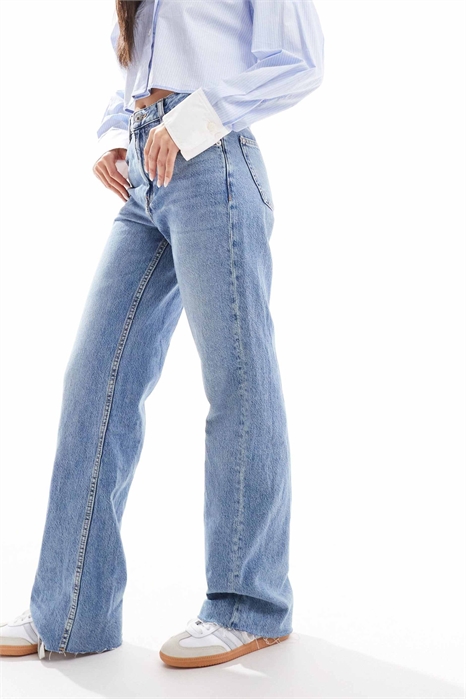 Джинсы с прямыми брючинами и необработанным краем от Danila артикул 148893148