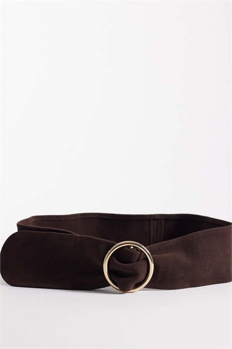 Широкий замшевый ремень с золотыми кольцами артикул 154312107