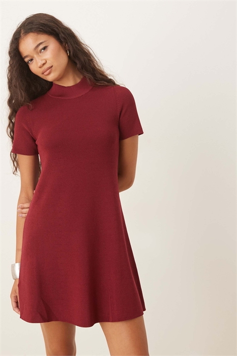 Вязаное мини-платье с высоким воротником и короткими рукавами артикул 150175873