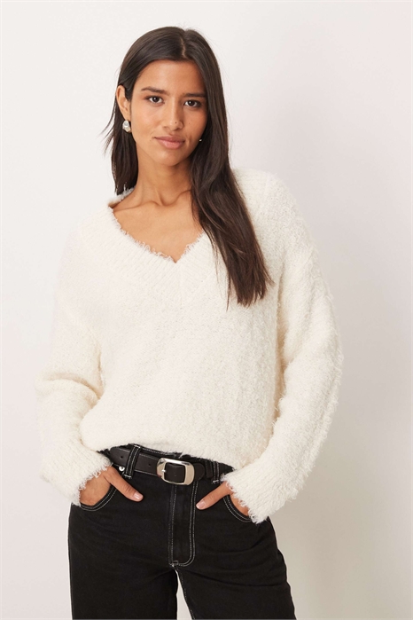 Пушистый свитер с V-образным вырезом артикул 151860401