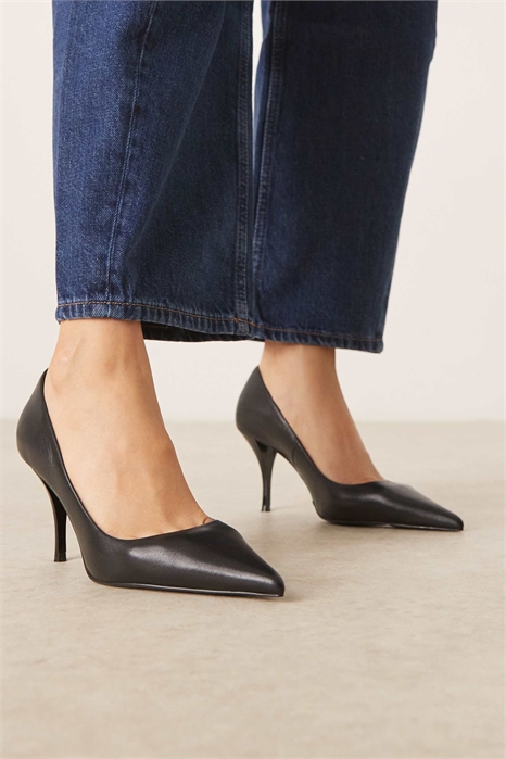 Кожаные туфли на заостренном каблуке артикул 151640388