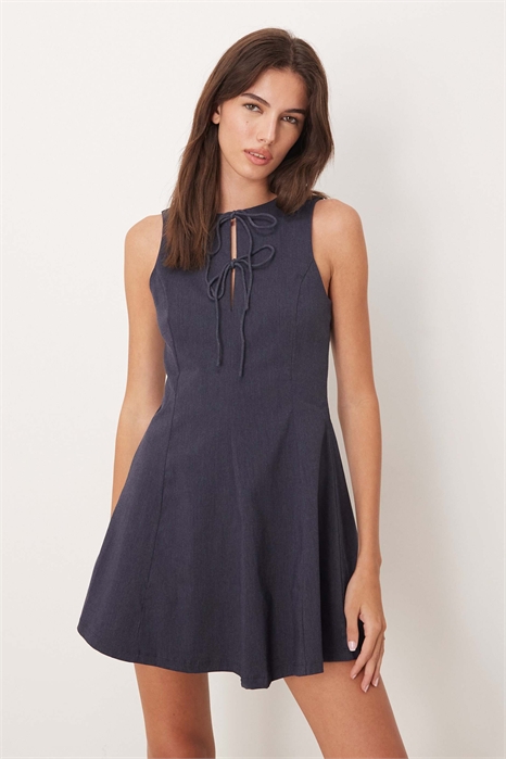 Мини-платье-футляр с завязками и расклешенным низом артикул 150177823