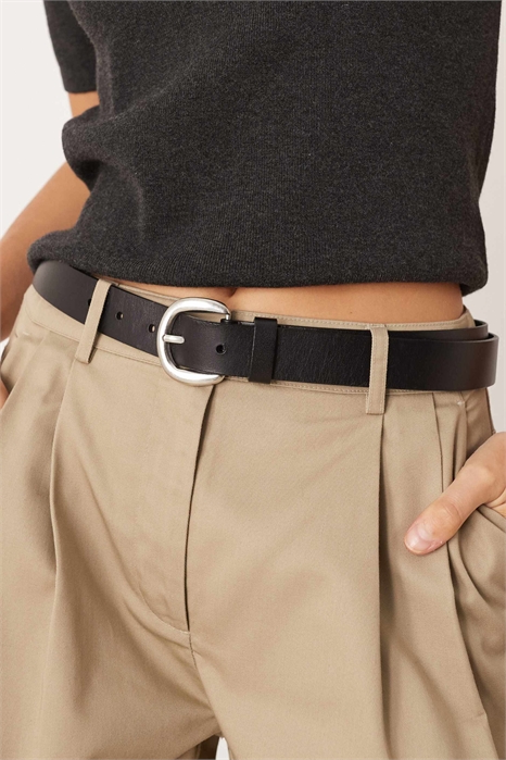 Классический кожаный ремень с серебряной пряжкой артикул 151637617