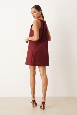 Атласное мини-платье прямого кроя с бантиком на спине артикул 153647629