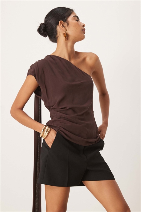 Блузка с рюшами по бокам и драпировкой на одном плече артикул 148262575