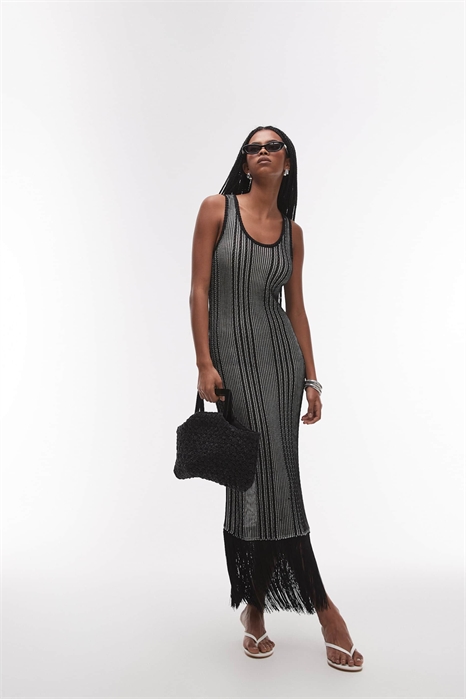 Вязаное платье средней длины с бахромой по подолу артикул 146841082
