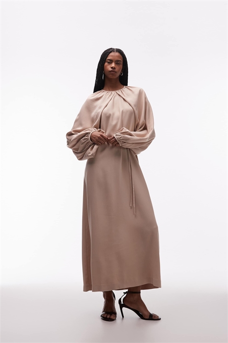 Макси-платье с атласным накидкой и объемными рукавами артикул 154340362