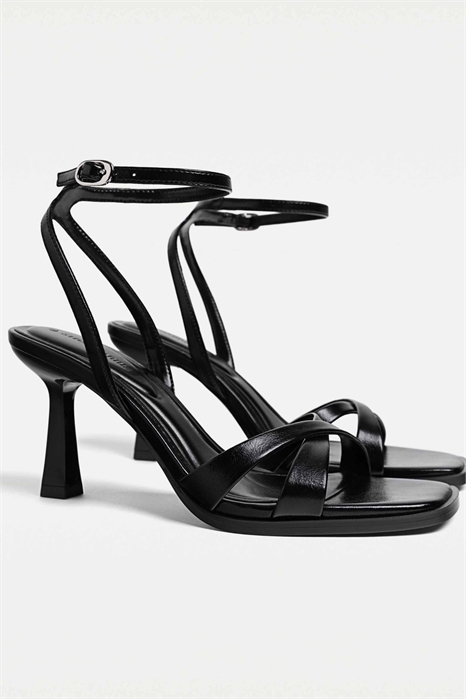 Черные босоножки на каблуке артикул 148918447