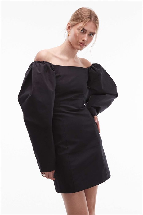 Объемное мини-платье с открытыми плечами и рукавами артикул 153017687