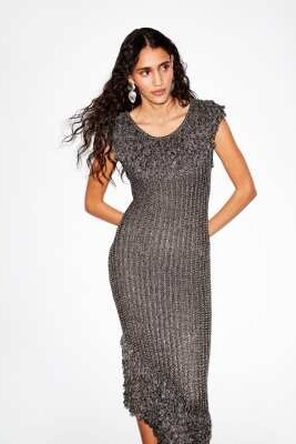 Трикотажное платье средней длины с бахромой на вырезе и по подолу артикул 146841083