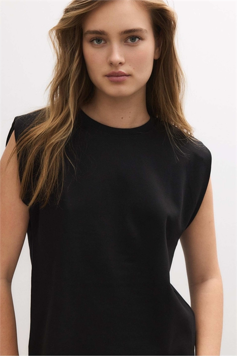 Простая футболка с накладками на плечах артикул 155807227