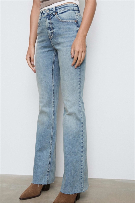 Джинсы с расклешенными брючинами и зауженной посадкой артикул 151261739