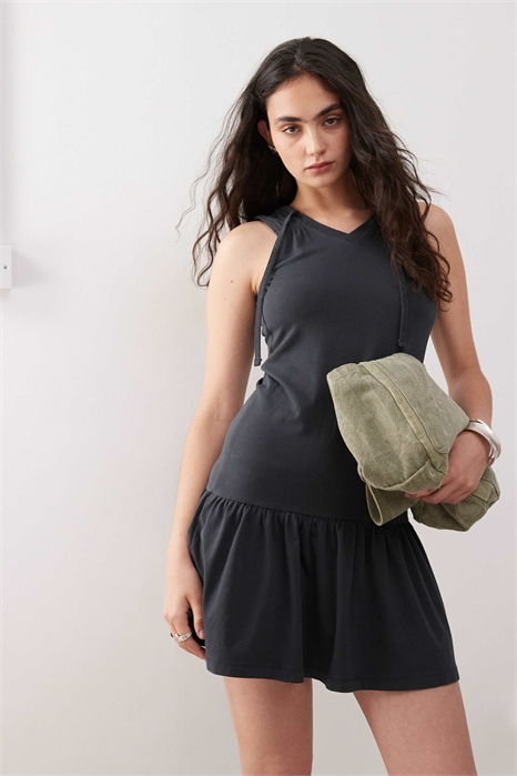 Платье с рюшами и заниженной талией, акцент на линии шеи артикул 143375668