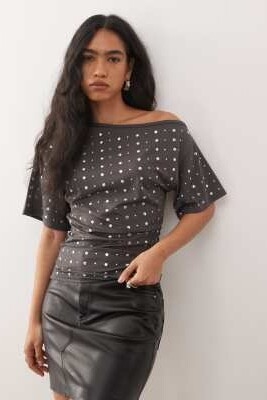 Свободная футболка с открытыми плечами артикул 151021150