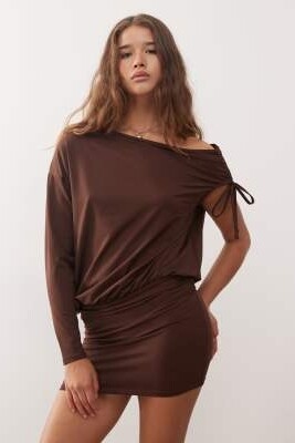 Мини-платье с рюшами и асимметричным кроем артикул 151903236