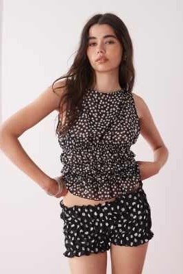 Шорты-хот-панты из ткани с рюшами в горошек артикул 145398289