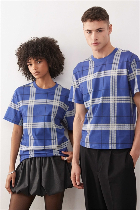 Универсальная синяя футболка приталенного кроя в клетку артикул 152260174