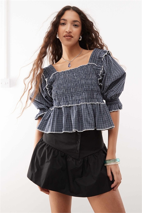 Блузка с объемными рукавами с сильной сборкой и контрастными завязками артикул 139405755