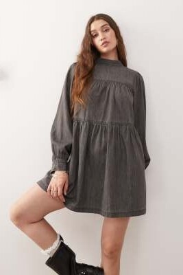 Платье с длинными рукавами и высоким воротником артикул 147691761