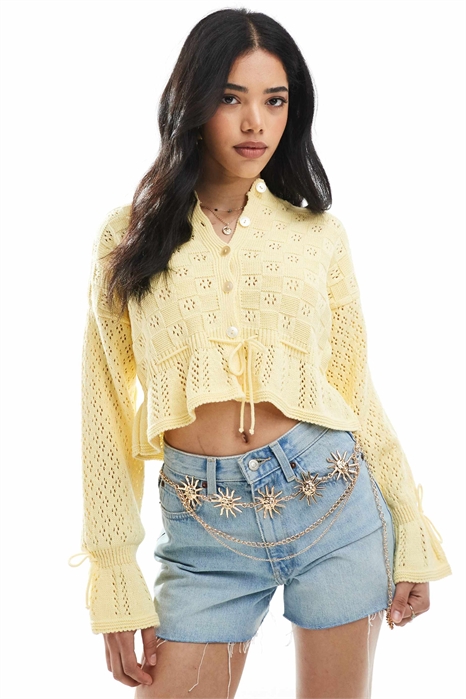 Вязаный кардиган с завязкой на талии и оборками артикул 148001148