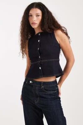Джинсовый жилет с баской и затянутой талией артикул 150834070