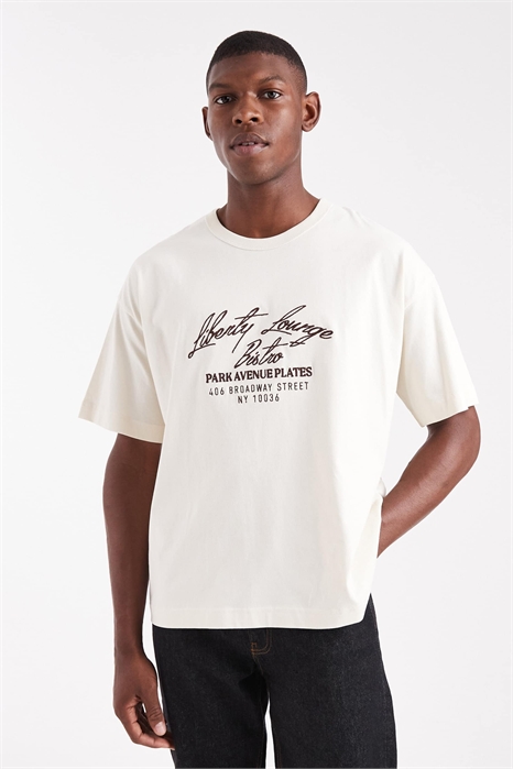 Футболка-кроп прямого кроя с вышитым надписью артикул 150481961