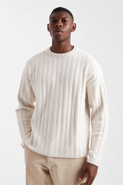 Свитер с крупной ребристой вязкой и свободным кроем артикул 148489106