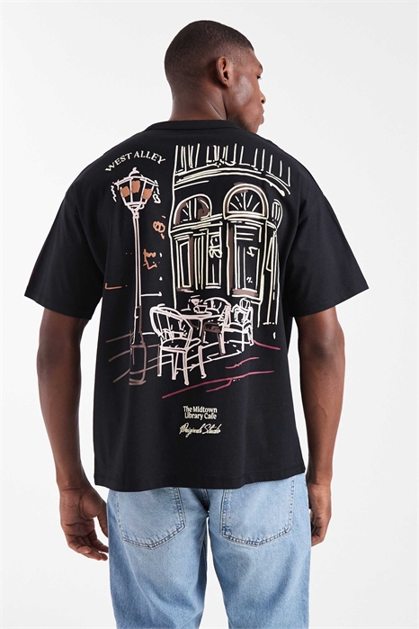 Футболка свободного кроя с оригинальным рисунком артикул 150432757