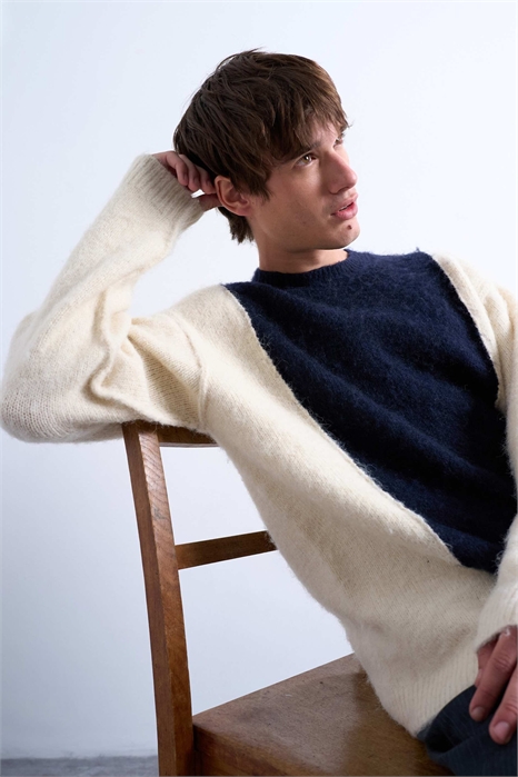 Свитер свободного кроя с вставками из пушистой пряжи артикул 147898756