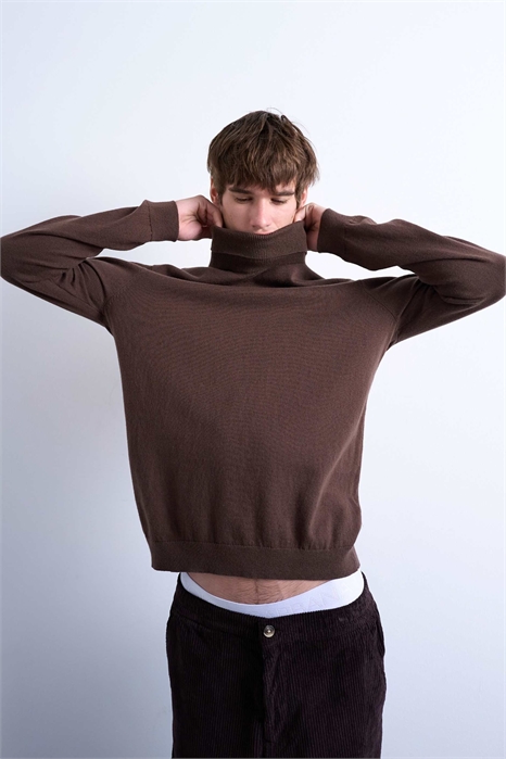 Незаменимый трикотажный свитер с высоким воротником артикул 142400371