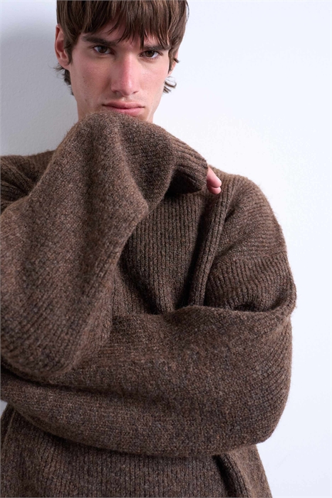 Свитер с круглым вырезом свободного кроя артикул 142120992