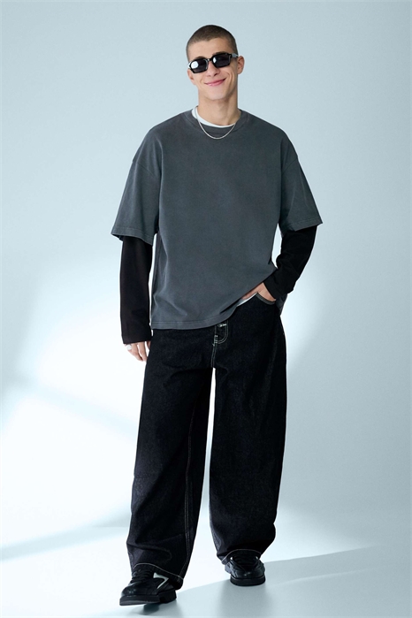 Футболка с принтом на рукавах артикул 155657125