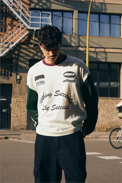 Футболка с длинным рукавом и контрастным принтом артикул 155723755