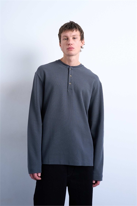 Футболка-хенли премиум-класса свободного кроя из плотной ткани с вафельной текстурой артикул 153837900