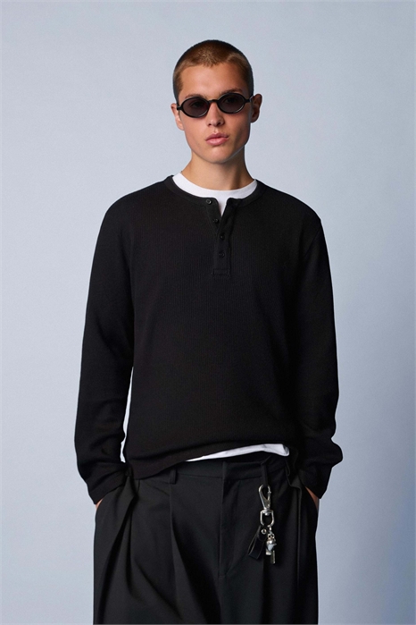 Футболка с длинными рукавами, облегающего кроя и воротником-хенли артикул 154234282