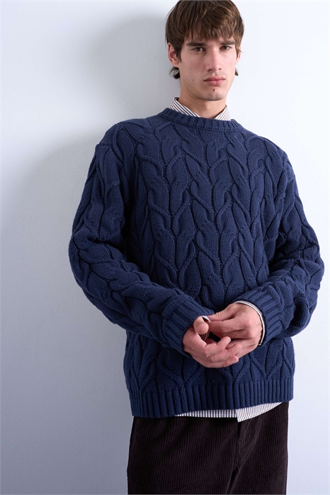 Свитер из плотного трикотажа свободного кроя с узором «коса» артикул 142121004