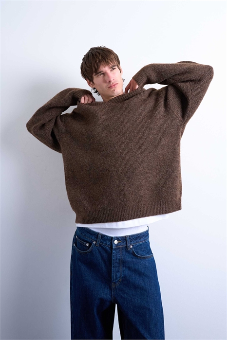 Свитер свободного кроя с V-образным вырезом артикул 147898623