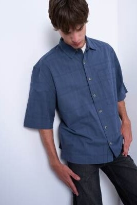 Рубашка с короткими рукавами, прямого кроя и фактурной текстурой артикул 143503482