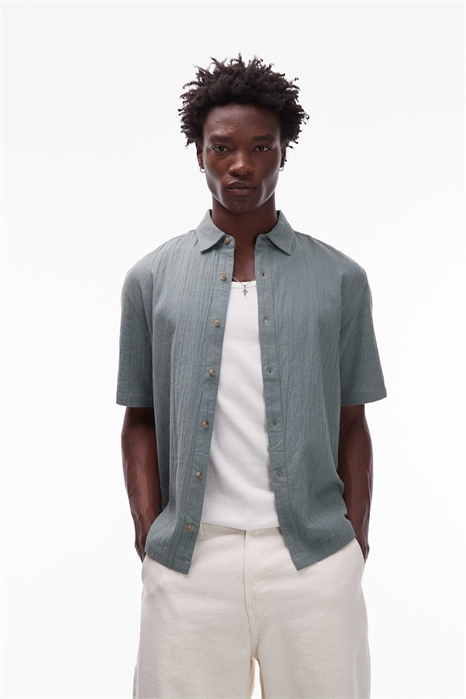 Рубашка с короткими рукавами свободного кроя и фактурной текстурой артикул 142351695