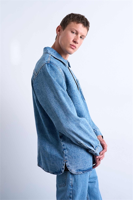 Джинсовая рубашка свободного кроя с застежкой на плече артикул 147825286