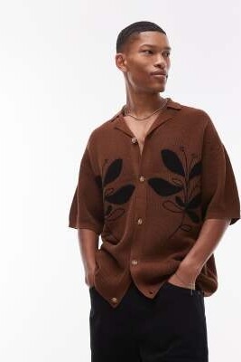 Трикотажная рубашка с отложным воротником и непринуждённой цветочной аппликацией артикул 140115397