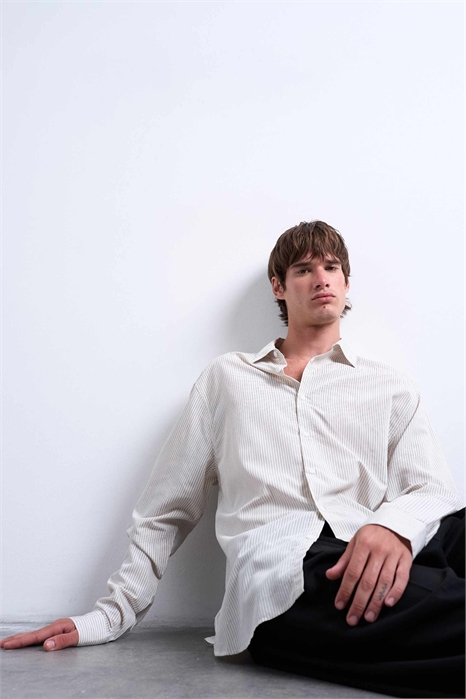 Рубашка свободного кроя с тонкой полоской артикул 139763519