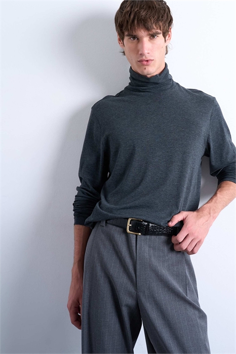 Футболка с длинным рукавом и высоким воротником свободного кроя артикул 147896445