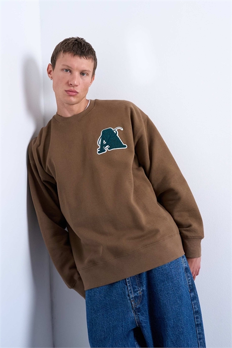 Свитшот свободного кроя с вышитой буквой артикул 148290531