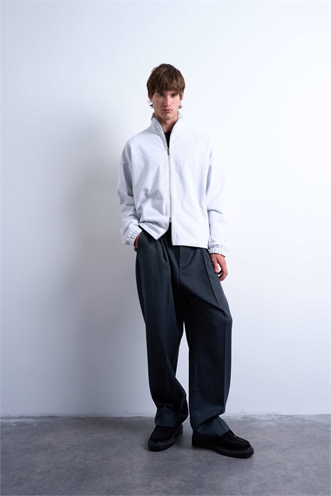 Свитшот из плотной ткани с прямого кроя, на молнии и воротником-воронкой артикул 147473823