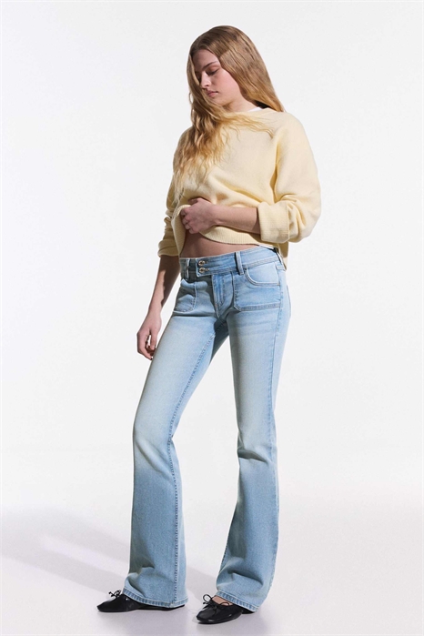 Джинсы-ботинки с заниженной талией и зауженными к низу брючинами артикул 155844450