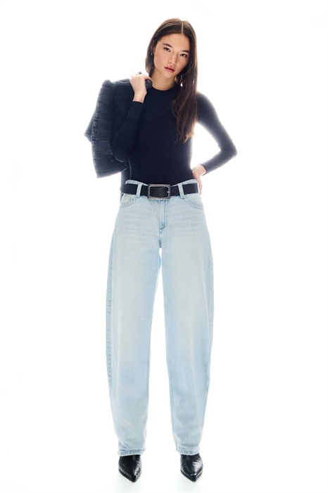 Джинсы-багги с низкой посадкой и зауженным кроем артикул 155844369