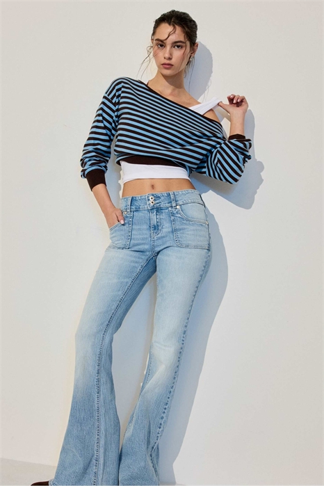 Джинсы-кэрли с низкой посадкой и накладными карманами артикул 156033348