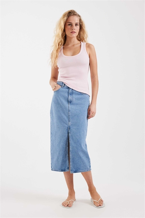 Джинсовая юбка средней длины с разрезом спереди артикул 133736080