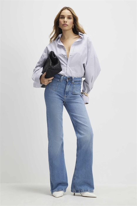 Джинсы с завышенной талией и расклешенным кроем артикул 155817396